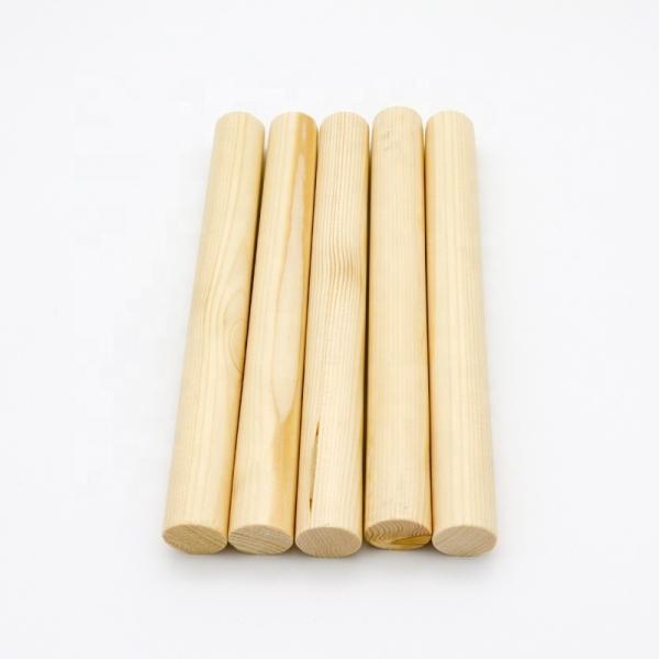 Une planche de bois de pin pour les accessoires de produits.