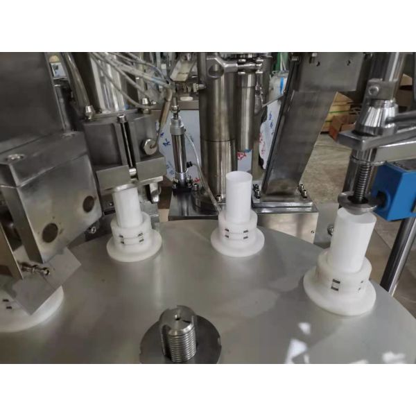 Machine automatique de remplissage de tubes de protection solaire