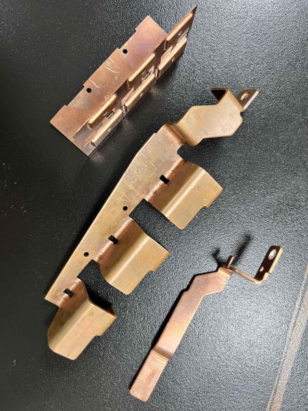 カスタム製の銅型スタンプ付き電気コネクタ 電力配送システムと接地システムのための精密伝導性バスバー部品