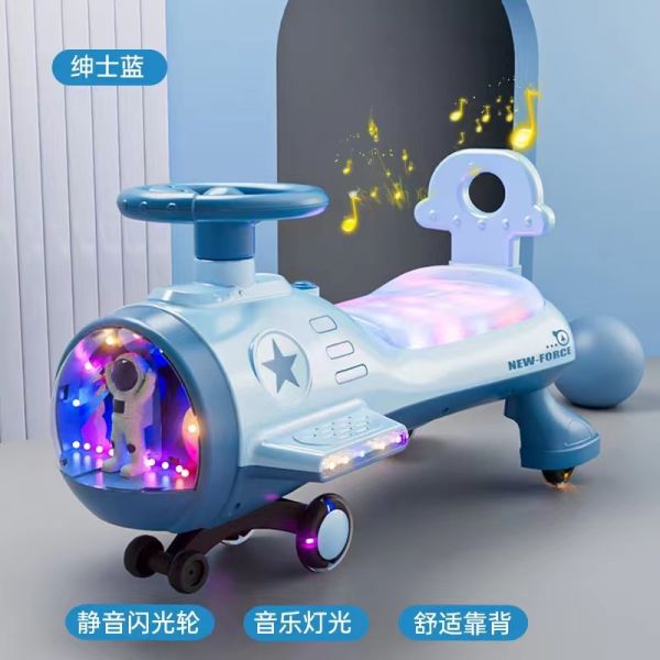 Красочные дети, дети ездят на катушках для наружной игры