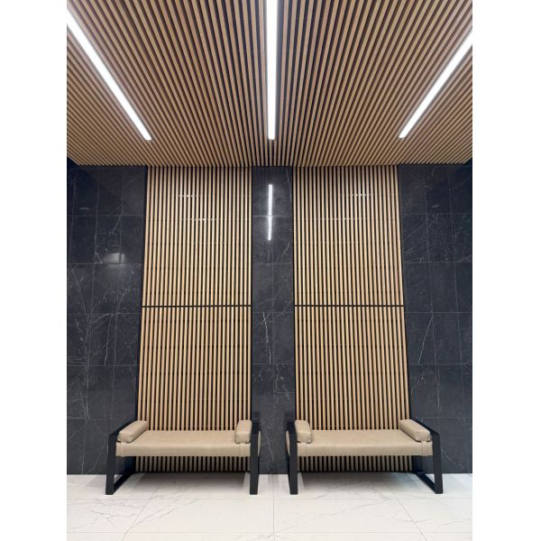 Tejas de techo sin costura de alta absorción de madera con ranuras paneles acústicos tablero de insonorización