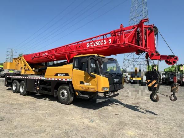 Machinerie de construction d'occasion 2023 Sany 25-Ton 250c5-8 Grue de camion avec châssis haute performance