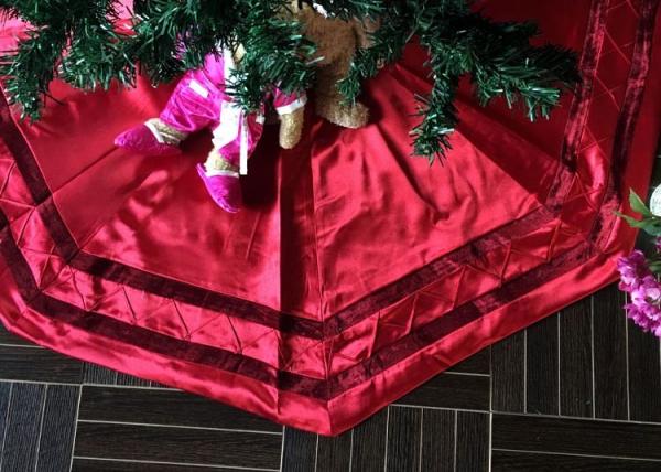 Red Patchwork Christmas Tree Skirt Polyester / Velvet Material For Decorative