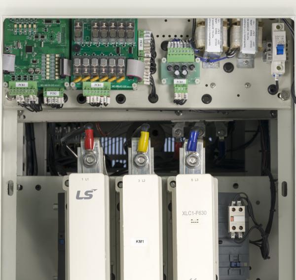Auto assoalho que está a fase industrial 300KVA do regulador de tensão 3