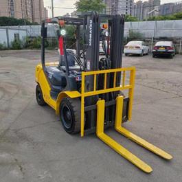 Komatsu 3 Tons Used Diesel Forklift 4.5m Lifting Height 3 Masts Stages 3000KG Load Capacity