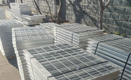 Fabricant professionnel de caillebotis en acier ISO9001, couvercles de drainage galvanisés à chaud