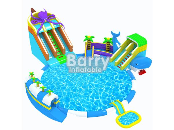 A categoria comercial caçoa os parques infláveis da água do polvo, parque inflável da corrediça para o divertimento