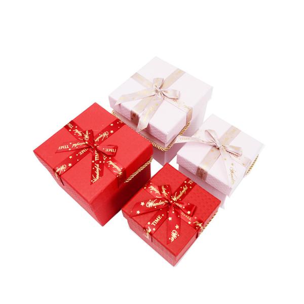 Pedido personalizado Pequeña caja de regalo de cartón de lujo de cubierta dura de dulces con mango de tapa y cinta