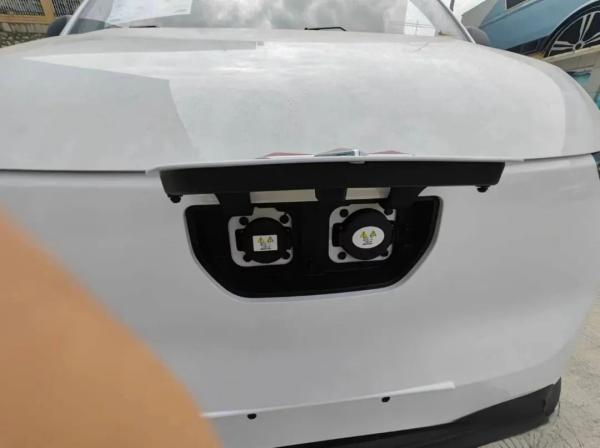 Pure Electric Small Refrigerated Box Truck 4.6m3 Capacity For On the Go Cooling Solution