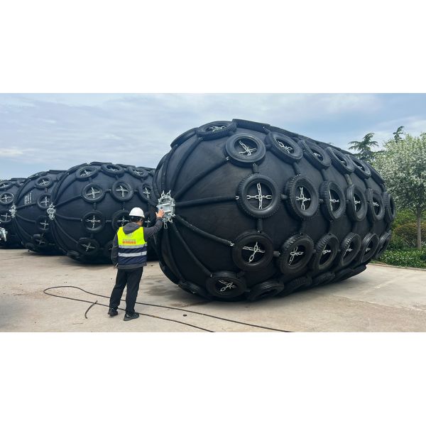 Pneumatic Marine Dock Fender Puncture Resistant Black Yokohama Floating Fenders