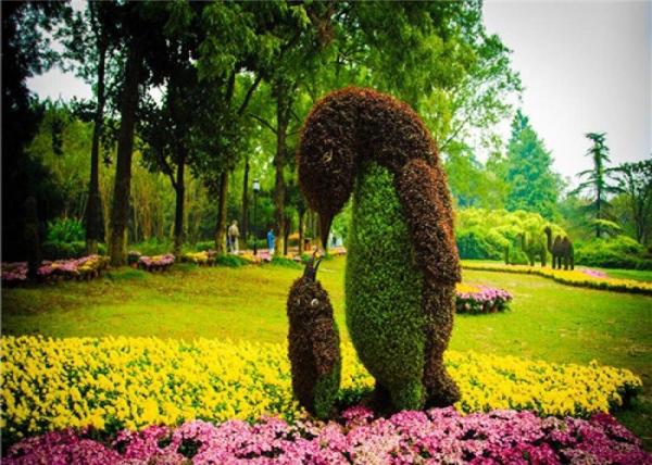 Creatively Artificial Green Plants , Living Plant Sculptures For Theme Park