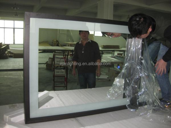 Miroir rétroéclairé de salle de bain à bois avec lumière LED cachée et horloge