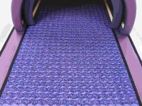 Dôme chauffant recouvert de billes d'ions négatifs de différentes couleurs et broderie de fleurs violettes
