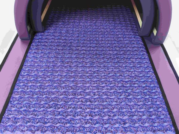 Dôme chauffant recouvert de billes d'ions négatifs de différentes couleurs et broderie de fleurs violettes