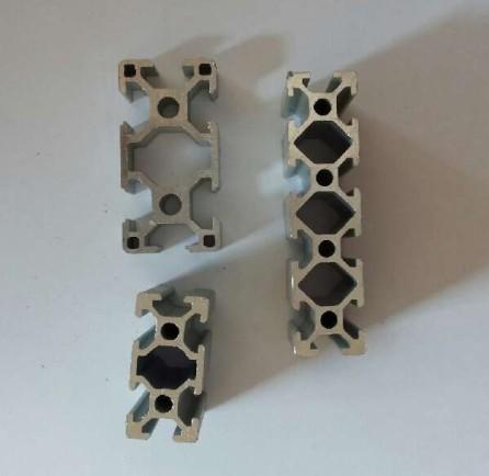 Perfil de alumínio industrial anodizado prateado