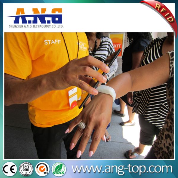 Ф75 / 64MM HF and UHF Dual Frequency Rfid Wristbands Waterproof For Fitness