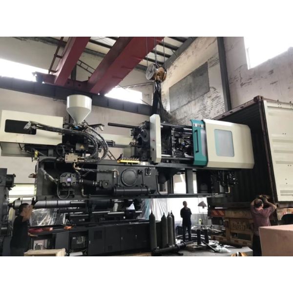Servo Motor Plastic Injection Molding Machine 580ton For Plastic Products Making