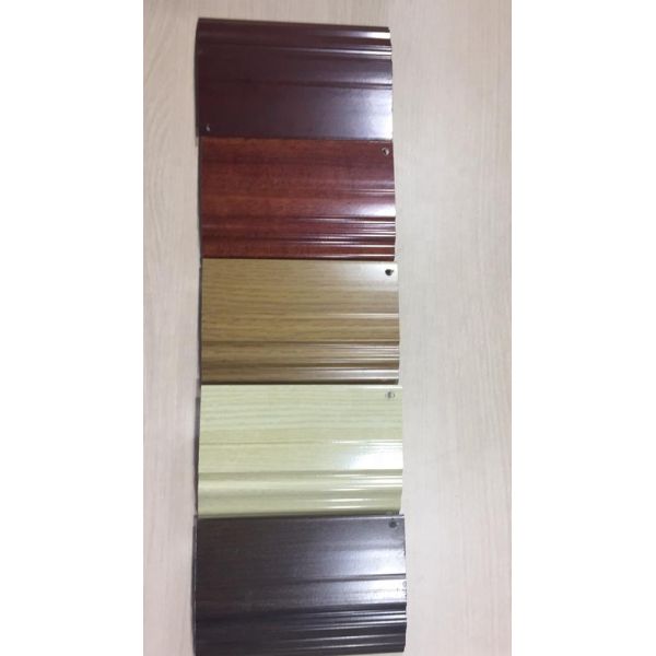 Поверхность профиля настила современного дизайна алюминиевым ровным покрытая порошком