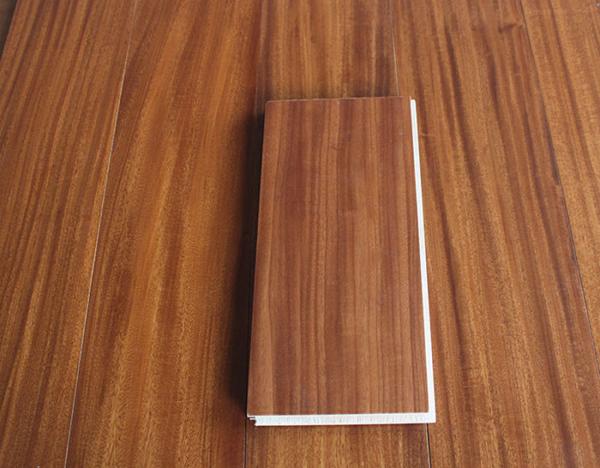 L'Africain exotique Afrormosia a machiné le plancher en bois avec le finissage UV de laque