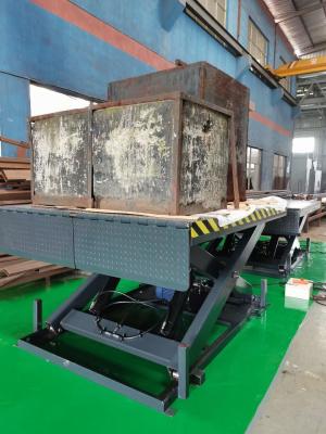 As tabelas de elevador hidráulicas da doca, elétricas Scissor elevadores estão entre no sistema da doca de carga do armazém