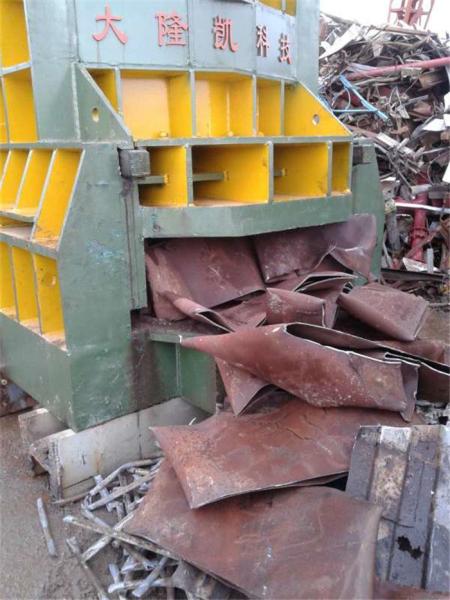 Horizontal Scrap Metal Shear With Feeding Conveyor 1200mm Blade Length