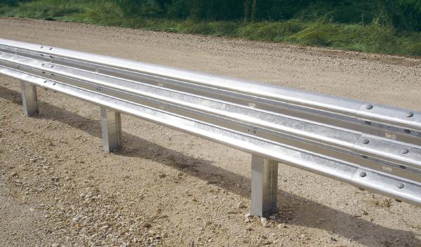 Ferradura de proteção de metal personalizada galvanizada a quente e laminada a frio para barreira de segurança rodoviária na rodovia