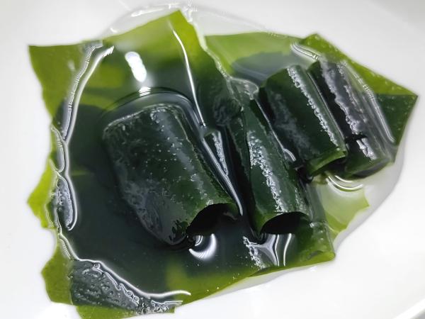 Organic Wakame Delight: Tender Texture, Lush Green – Perfect for Homemade Dressings and Salads