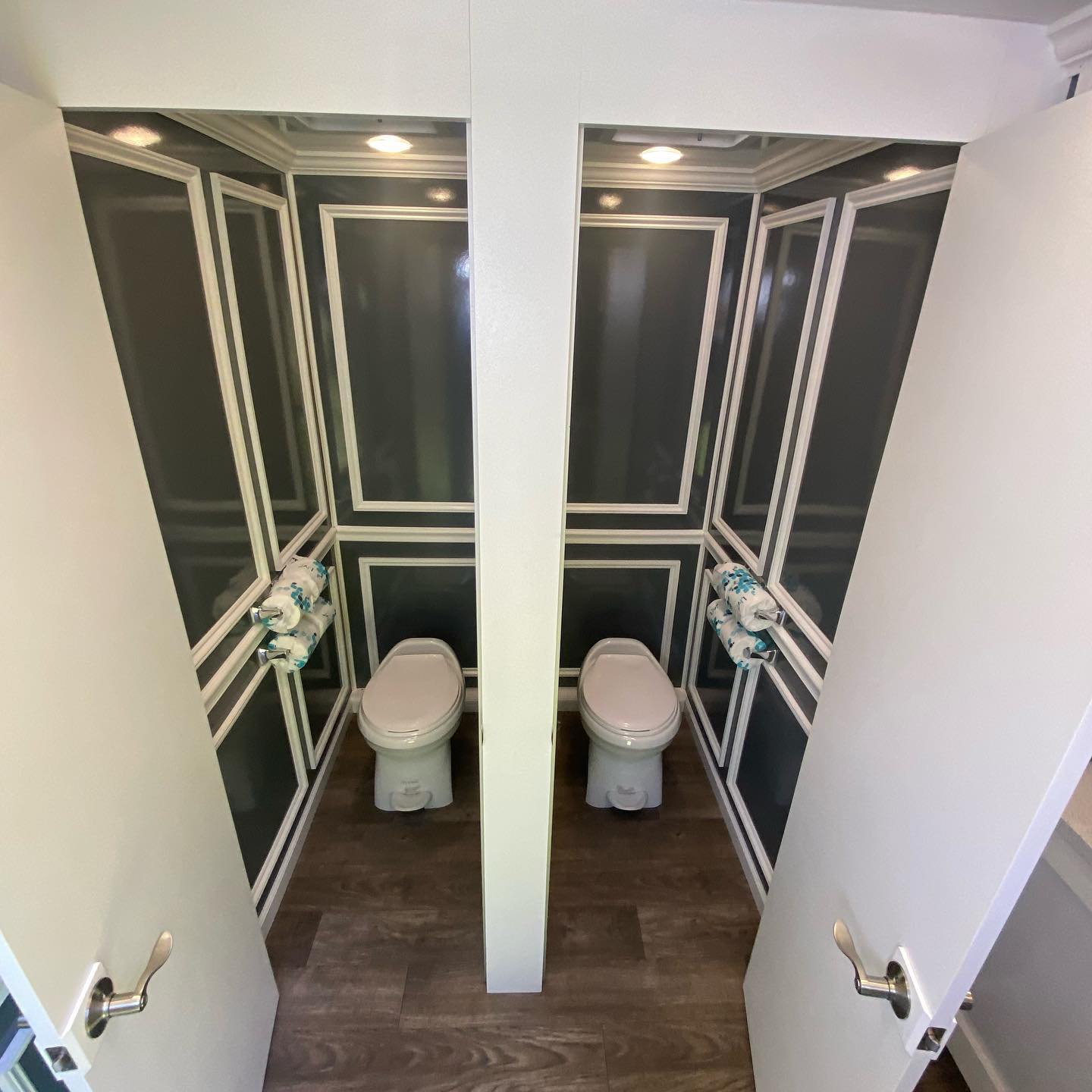 Роскошные туалеты мобильный туалетный трейлер Дорожная хорошая арматура на заказ