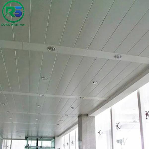 Painel de parede de alumínio de construção 1220mm da grão de madeira decorativa para o grampo em telhas do teto do metal