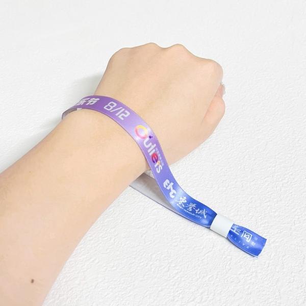 Fabrica Logotipo personalizado Pulseiras de tecido de poliéster Concerto Evento de promoção Longeza ajustável Pulseira de admissão ao parque