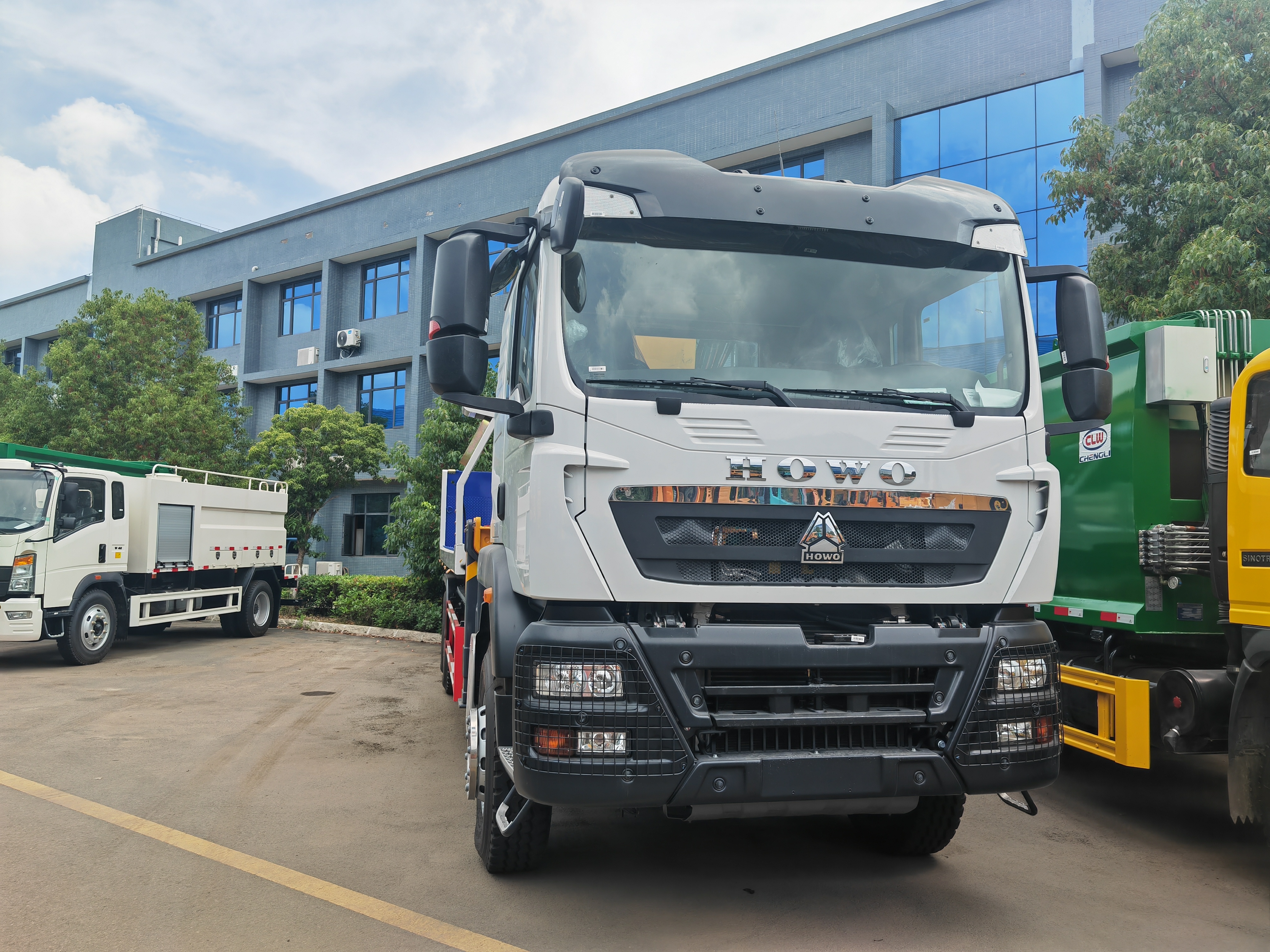 HOWO Tow Truck Heavy Duty Wrecker Truck with XCMG GSQS350-5 Crane 14 Ton 16 Ton Recovery Truck for Saudi Arabia