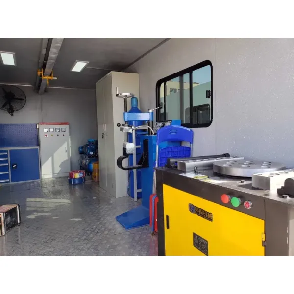 Chinese Truck 6X4 Armed Repair Trucks Personnel Carriers Maintenance Inspection Truck The Saudi