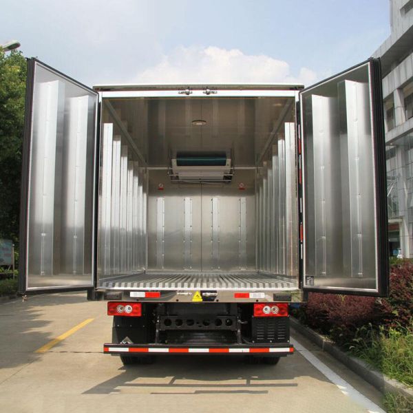 Foton Refrigerated Transport Truck 130HP 4X2 2ton Carrier Cooler For Meat / Fish Transport
