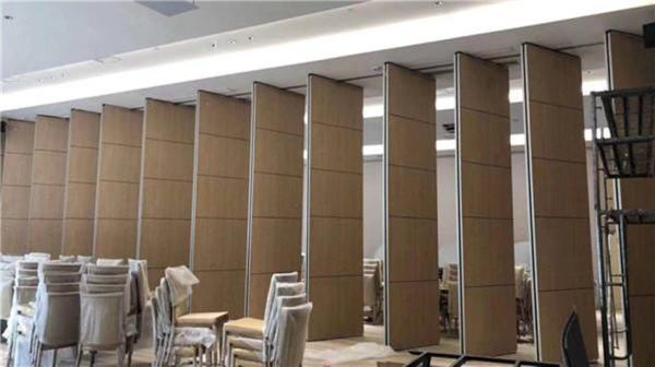 A barreira sadia de alumínio mura a parede de separação dos salões do casamento que desliza portas de dobradura para o hotel