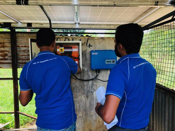 Three Phase 4 KW 5.5 KW 7.5 KW Solar Inverter With Solar Pump VFD Full Automatic