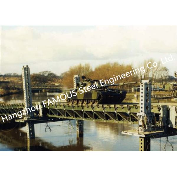 Современные конструированные войска вводят временный военный мост в моду Байлей