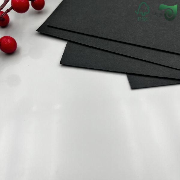 Papier noir uniforme FSC 300gsm 350gsm 70cm 100cm Haute rigidité pour étiquettes volantes