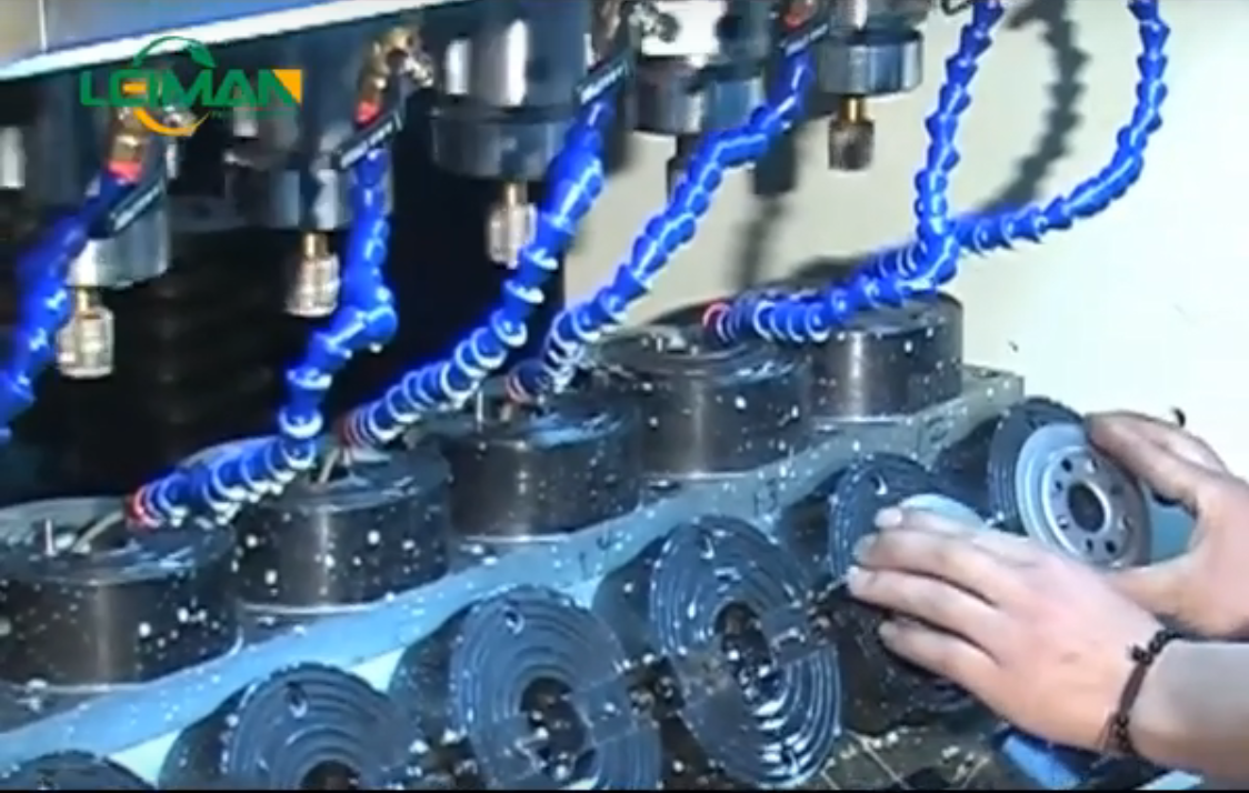 Роторная 6 производственных линий воздушного фильтра машины станции автоматических выстукивая