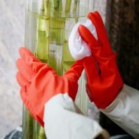 Color modificado para requisitos particulares guantes de goma resistentes de la cocina del aceite para la limpieza del hogar
