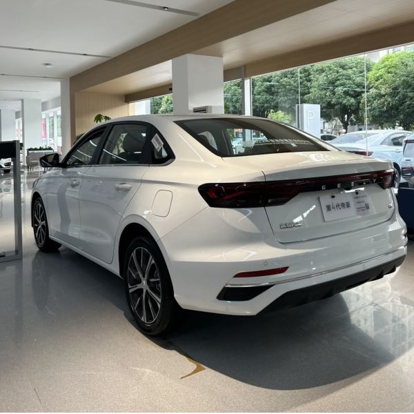 Geely Emgrand 1.5T Geely Binyue Dihao Euro IV Suspensión trasera de múltiples enlaces Coches usados blancos