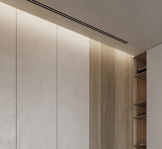 Поверхность занавесной коробки с установленной световой полосой из алюминиевого профиля специальный 45-градусный наклонный световой слот