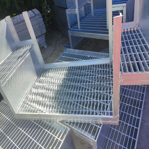 石油のプラットホームの産業鋼鉄耳障りな歩くチャネルは電流を通した