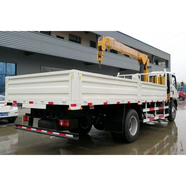 Sinotruk HOWO Telescopic Boom Truck Mounted Crane 5 Ton For Construction Material Transportation