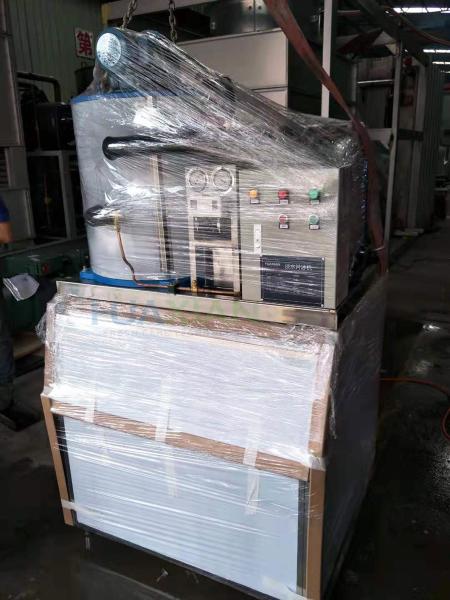 Small Flake Ice Machine Air Cooled 500kgs 220V With Ice Storage Bin