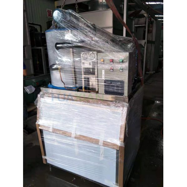 Small Flake Ice Machine Air Cooled 500kgs 220V With Ice Storage Bin