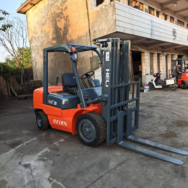 Chariot élévateur diesel Heli 3 tonnes d'occasion, transmission manuelle de qualité industrielle, mât triplex orange, pneus pleins, faible kilométrage