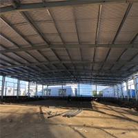 Constructions en acier personnalisables avec des colonnes en acier soudé et des surfaces galvanisées ou peintes