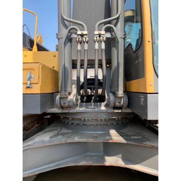 Excavadora Volvo 360B robusta y usada para trabajos de construcción