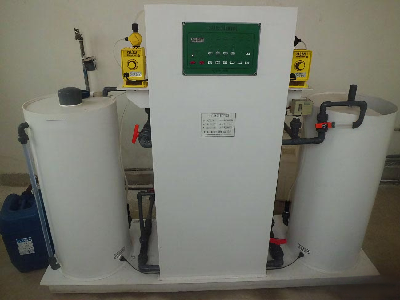 Générateur de dioxyde de chlore pour effluents industriels, système de désinfection des eaux usées