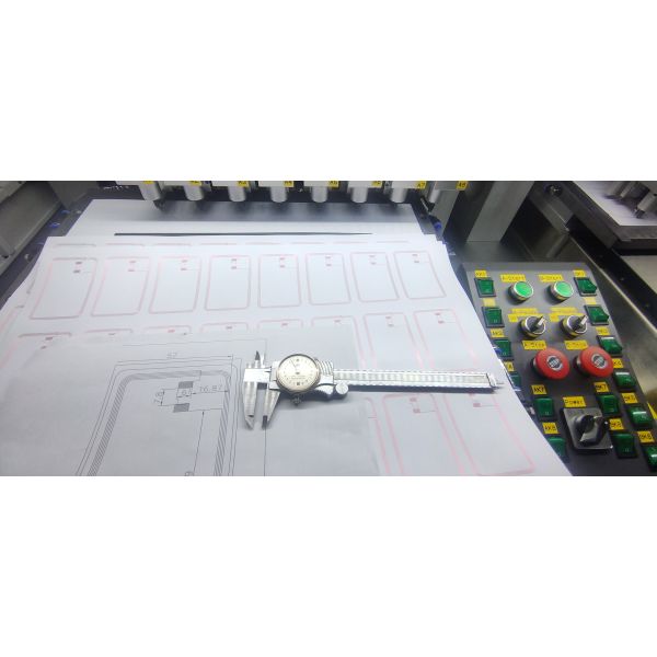 Предварительная INLAY Лист Антенна Имплантация RFID карты INLAY Производственная машина YAE-28
